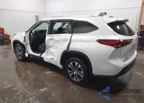 2021 Toyota Highlander Xle z USA, uszkodzony, nr VIN 5TDHZRBH4MS552698